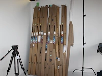 Achtergrondpapier in grote diversiteit aan kleuren in 16 verpakkingen en twee statieven. compleetheid onbek... - afbeelding 1 van  5