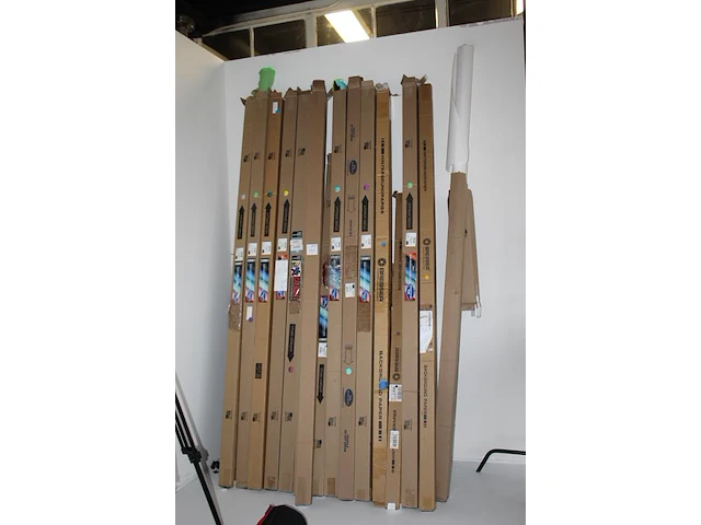 Achtergrondpapier in grote diversiteit aan kleuren in 16 verpakkingen en twee statieven. compleetheid onbek... - afbeelding 2 van  5