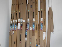 Achtergrondpapier in grote diversiteit aan kleuren in 16 verpakkingen en twee statieven. compleetheid onbek... - afbeelding 2 van  5