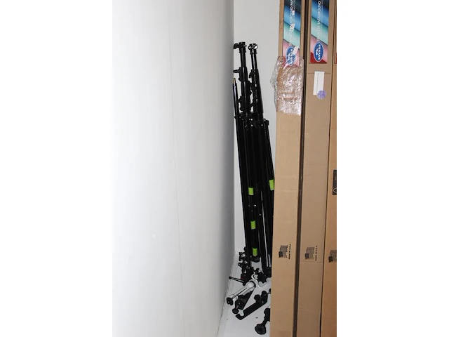 Achtergrondpapier in grote diversiteit aan kleuren in 16 verpakkingen en twee statieven. compleetheid onbek... - afbeelding 3 van  5