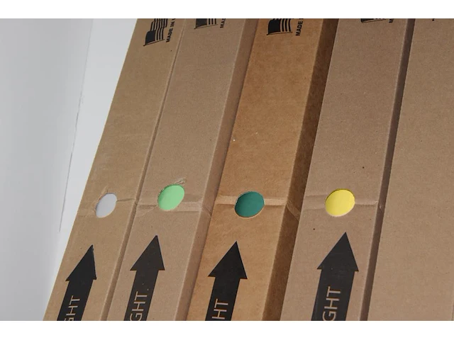 Achtergrondpapier in grote diversiteit aan kleuren in 16 verpakkingen en twee statieven. compleetheid onbek... - afbeelding 4 van  5