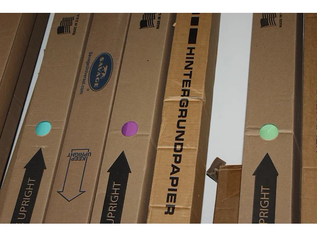 Achtergrondpapier in grote diversiteit aan kleuren in 16 verpakkingen en twee statieven. compleetheid onbek... - afbeelding 5 van  5