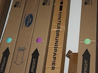 Achtergrondpapier in grote diversiteit aan kleuren in 16 verpakkingen en twee statieven. compleetheid onbek... - afbeelding 5 van  5