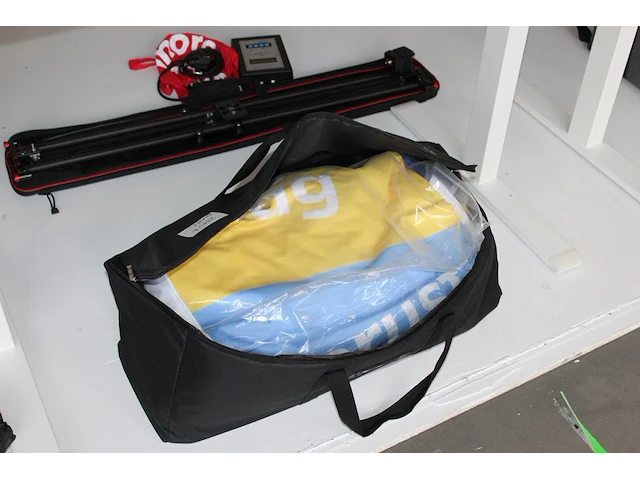 Achterwand met reclameopdruk. afmeting 400 x 230 cm. - afbeelding 1 van  2