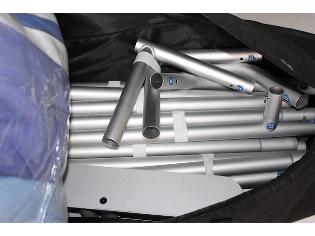 Achterwand met reclameopdruk. afmeting 400 x 230 cm. - afbeelding 2 van  2