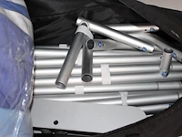 Achterwand met reclameopdruk. afmeting 400 x 230 cm. - afbeelding 2 van  2