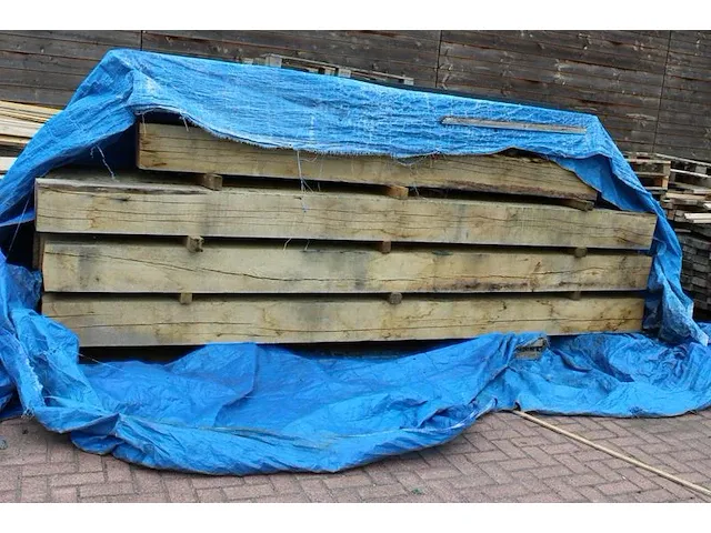 Achttien eiken balken, waarvan twaalf met afmeting 25 x 25 x 410 cm. en zes met afmeting 25 x 25 x 305 cm. - afbeelding 1 van  2