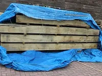 Achttien eiken balken, waarvan twaalf met afmeting 25 x 25 x 410 cm. en zes met afmeting 25 x 25 x 305 cm.