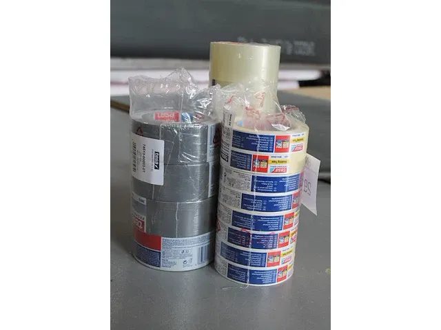 Achttien rollen tape in diverse uitvoeringen. - afbeelding 2 van  3