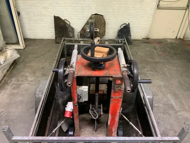 Adamas betonzaag / vloerzaagmachine op aanhanger - afbeelding 11 van  32
