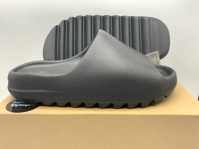 Adidas yeezy slide onyx slippers 42 - afbeelding 1 van  2