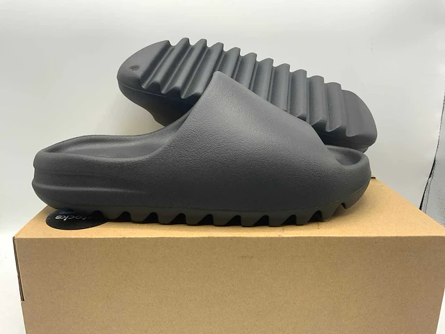 Adidas yeezy slide onyx slippers 42 - afbeelding 1 van  2