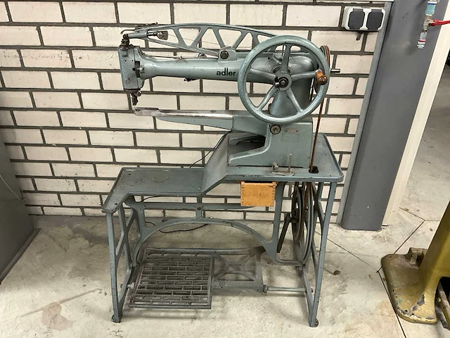 Adler 30-1 lange-arm naaimachine v.v. statief met voetpedaal - afbeelding 1 van  6