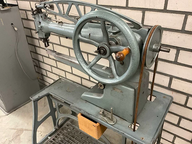 Adler 30-1 lange-arm naaimachine v.v. statief met voetpedaal - afbeelding 4 van  6
