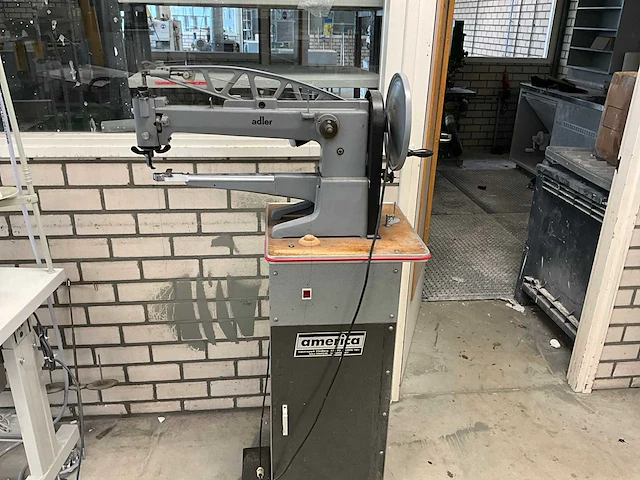 Adler 30-10 lange-arm naaimachine v.v. statief met voetpedaal - afbeelding 1 van  7