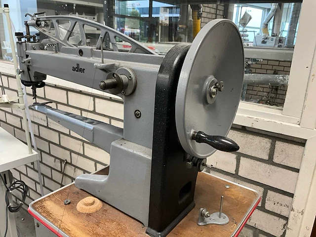 Adler 30-10 lange-arm naaimachine v.v. statief met voetpedaal - afbeelding 4 van  7