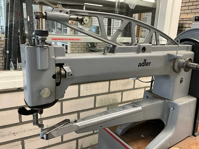 Adler 30-10 lange-arm naaimachine v.v. statief met voetpedaal - afbeelding 7 van  7
