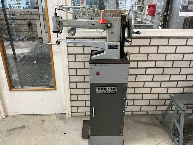 Adler 30-70 lange-arm naaimachine v.v. statief met voetpedaal - afbeelding 1 van  6
