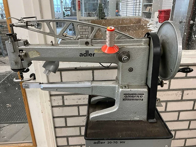 Adler 30-70 lange-arm naaimachine v.v. statief met voetpedaal - afbeelding 2 van  6