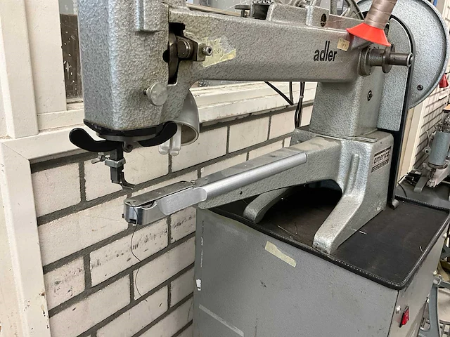 Adler 30-70 lange-arm naaimachine v.v. statief met voetpedaal - afbeelding 3 van  6