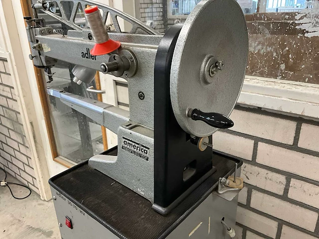 Adler 30-70 lange-arm naaimachine v.v. statief met voetpedaal - afbeelding 6 van  6