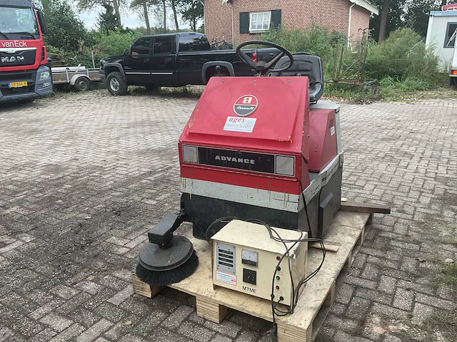 Advance retriever 3600b zelfrijdende veegmachine - afbeelding 1 van  9