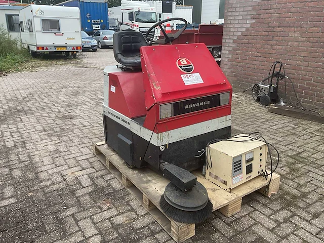 Advance retriever 3600b zelfrijdende veegmachine - afbeelding 2 van  9