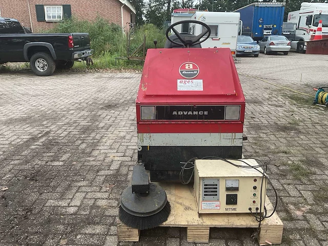 Advance retriever 3600b zelfrijdende veegmachine - afbeelding 3 van  9