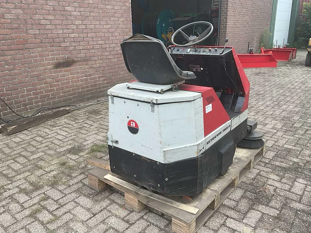 Advance retriever 3600b zelfrijdende veegmachine - afbeelding 4 van  9