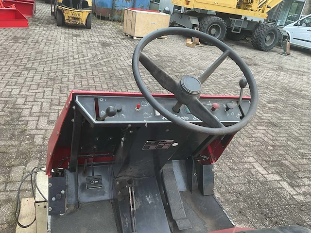 Advance retriever 3600b zelfrijdende veegmachine - afbeelding 8 van  9