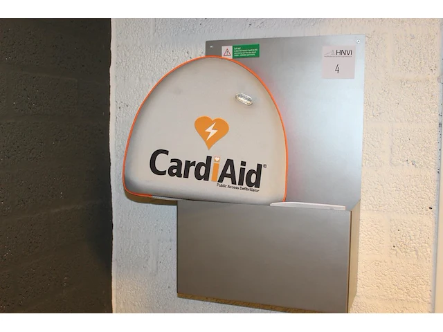Aed-apparaat cardiaid in tas en aan wandbeugel. - afbeelding 1 van  2