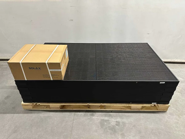Aeg - set van 10 full black zonnepanelen (375 wp) met solax 3.6 omvormer (1-fase) - afbeelding 1 van  10