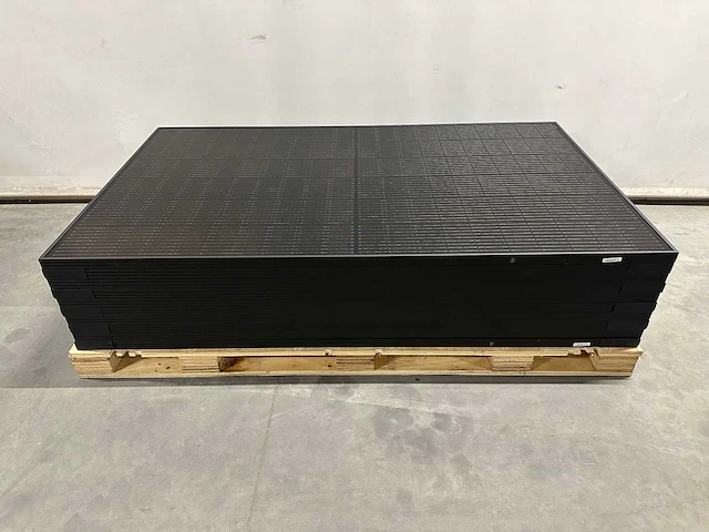 Aeg - set van 10 full black zonnepanelen (375 wp) met solax 3.6 omvormer (1-fase) - afbeelding 3 van  10
