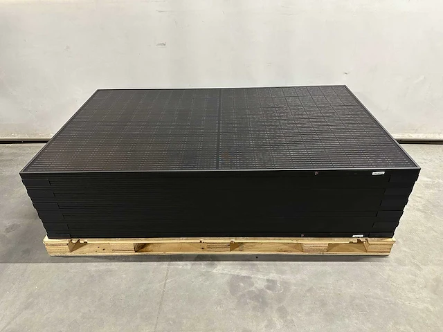 Aeg - set van 12 full black zonnepanelen (375 wp) met solax 4.2 omvormer (1-fase) - afbeelding 3 van  10