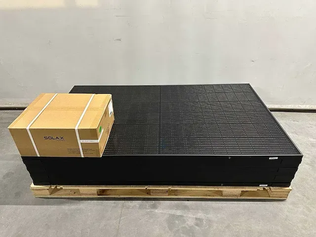 Aeg - set van 8 full black zonnepanelen (375 wp) met solax 3.0 omvormer (1-fase) - afbeelding 1 van  9