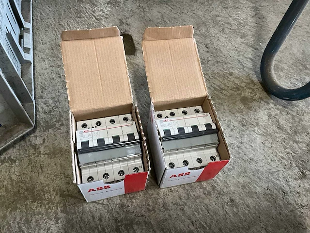 Aeg c32 aardlek automaat (2x) - afbeelding 1 van  2