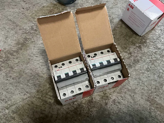 Aeg c32 aardlek automaat (2x) - afbeelding 1 van  3