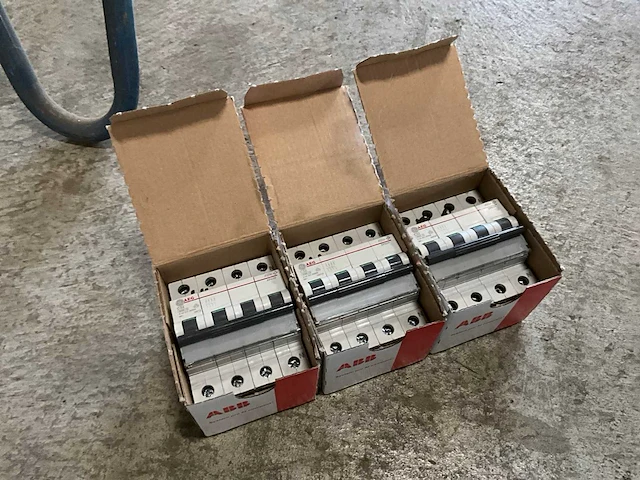Aeg c32 aardlek automaat (3x) - afbeelding 1 van  3