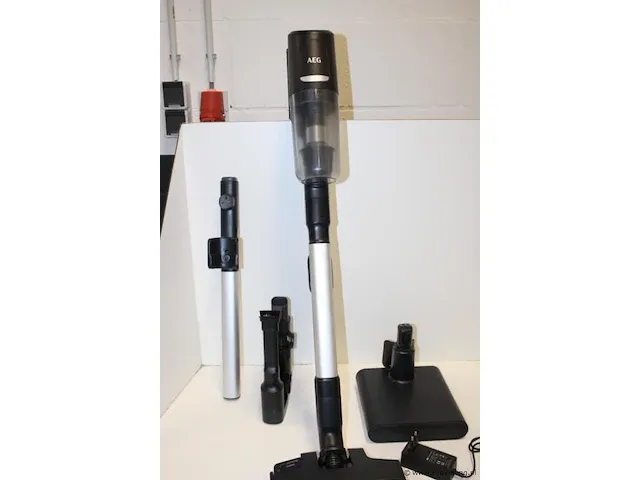 Aeg ultimate 8000 ap81ub25gg oplaadbare steelstofzuiger - afbeelding 1 van  3