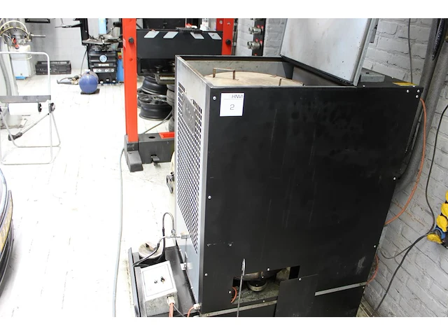 Afgewerkte oliekachel hiton hp 145-wh. afmeting 60 x 110 x 120 cm. - afbeelding 1 van  4