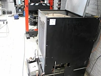 Afgewerkte oliekachel hiton hp 145-wh. afmeting 60 x 110 x 120 cm.