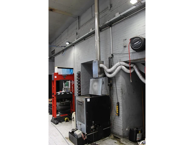 Afgewerkte oliekachel hiton hp 145-wh. afmeting 60 x 110 x 120 cm. - afbeelding 3 van  4