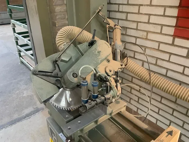 Afkortcirkelzagen op geleiderbank - afbeelding 8 van  13