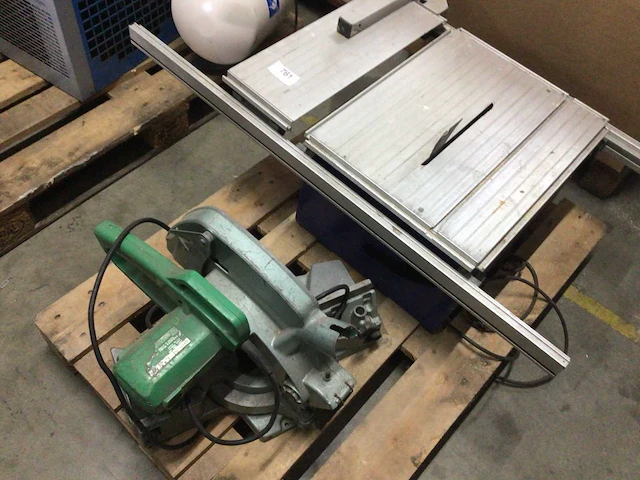 Afkortzaag hitachi en zaagtafel metabo - afbeelding 2 van  4