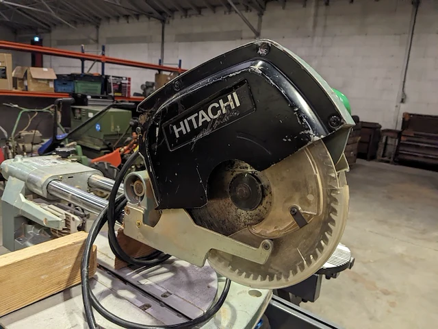 Afkortzaag op onderstel, hitachi en gamma - afbeelding 8 van  12