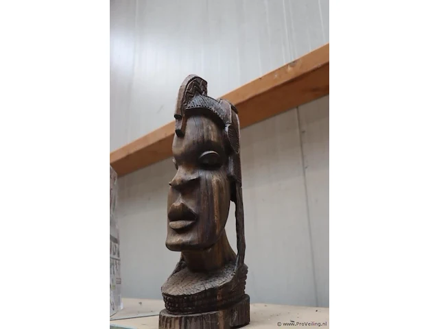 Afrikaans beeld, hout - afbeelding 1 van  3