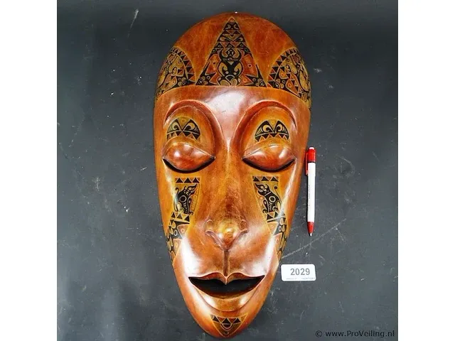 Afrikaans houten masker - afbeelding 1 van  5