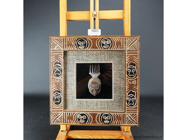 Afrikaans masker in vitrine lijst - afbeelding 1 van  5