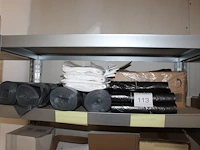 Afvalzakken in diverse maten op schap. - afbeelding 1 van  1
