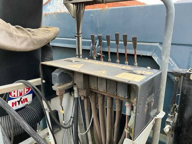 Afzet afvalcontainer met kraan - afbeelding 2 van  28